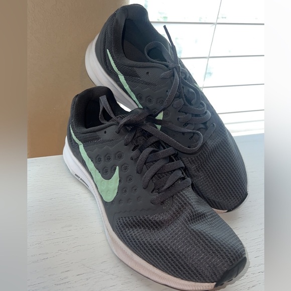 Nike downshifter 7 running shoes grey. - Picture 1 of 8